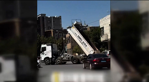 הנהג שלנו חברמן: איך הגיעה המשאית הישראלית הזו לתימן?