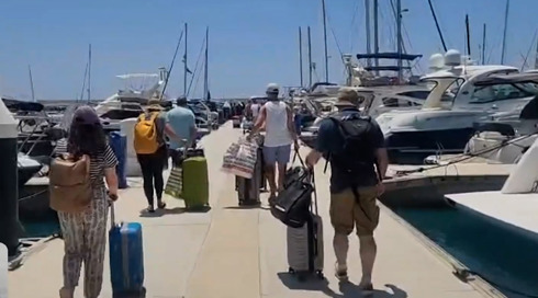 החילוץ בדרך: הישראלים שבורחים מקפריסין בשיט – ומי שמחכים לפתיחת נתב"ג