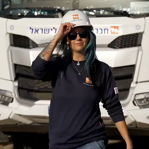 "אמרו לי לשבת במשרד, אז עליתי על 32 טון": נהגת המשאית הראשונה בחברת החשמל