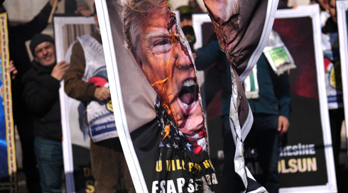 תמונה קרועה ובוערת של הנשיא דונלד טראמפ בהפגנה נגד ארה"ב וישראל באיסטנבול, מרץ 2026