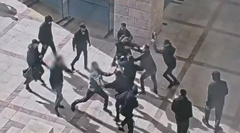 קטטה המונית בשערי בית המשפט בבאר שבע: שניים נפצעו קשה