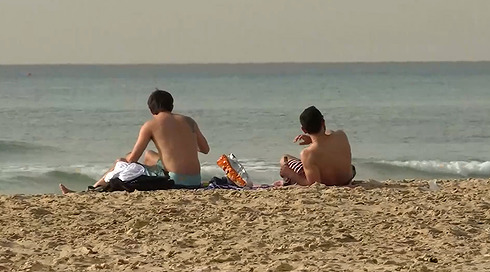 אובססיית ה"אינדקס": הטרנד החדש של בני הנוער בים שמדאיג את הרופאים