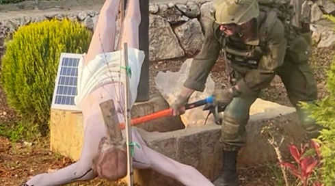 תיעוד שמופץ ברשתות החברתיות: חייל צה''ל משחית פסל של ישו בבדרום לבנון 