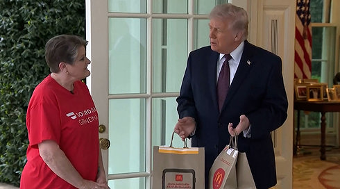 100 דולר טיפ: טראמפ הזמין מקדונלדס - ויצא בעצמו לקחת את המשלוח