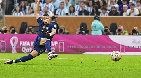 קיליאן אמבפה כובש את השוויון בגמר מול ארגנטינה בקטאר 2022