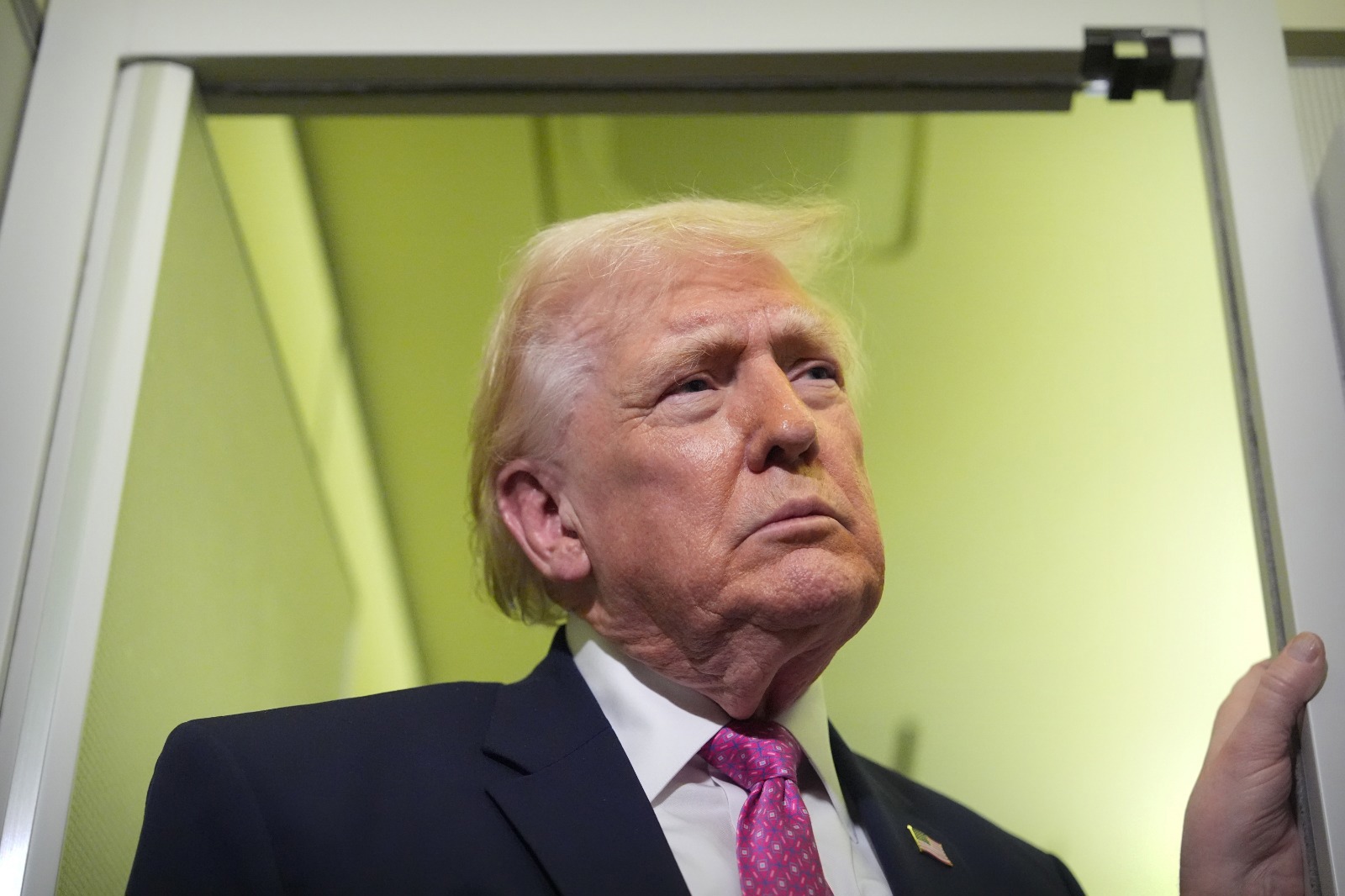 נשיא ארה"ב דונלד טראמפ במטוס ה"אייר פורס 1"