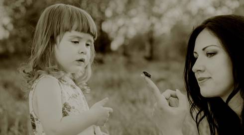 אמא ובת מביטות בחיפושית