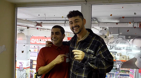 דוז פואה בשפע יששכר: כוכב האירוויזיון מגיע לקופה ראשית לחגוג עצמאות