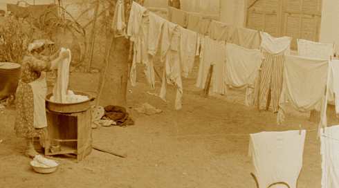 כביסה בגיגית בחצר