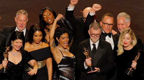 יוצרי וכוכבי הסרט "קרב רודף קרב" על במת טקס האוסקר, הלילה