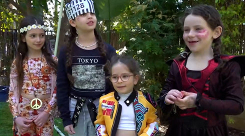 חוגגים - במקלטים: חגיגות פורים בוטלו אבל הישראלים לא רוצים לוותר