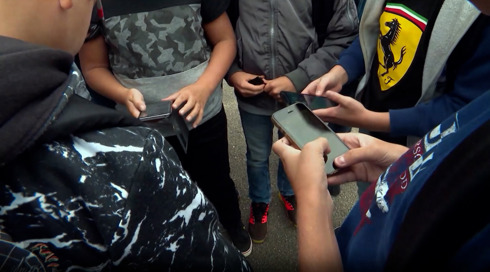 תחי המהפכה - נגד הטלפון: צרפת תאסור רשתות חברתיות עד גיל 15